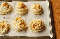 银丝卷,烤盘上垫油纸，放上银丝卷。