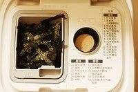 海苔贝果,酵母放酵母盒。海苔放入料盒。海苔全部放不下,我就放了一部分进去,剩下的在听到料盒投料的啪啪声时,手动放进面缸。