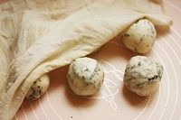 海苔贝果,此配方的面量分割成78g左右一个,共六个。盖上湿布醒发5分钟。