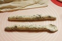 海苔贝果,收口压紧后用手稍微搓长,在一边擀开一小部分,作为收口的链接。