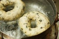 海苔贝果,煮贝果的水:水1000g,糖50g煮滚,放入贝果的面胚,一面煮30秒,再翻面煮30秒捞出