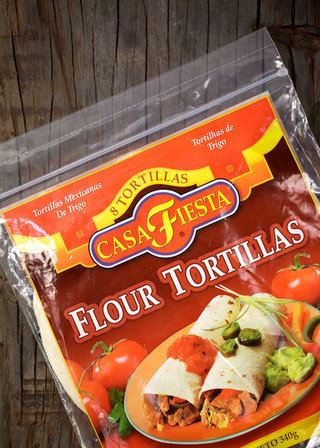 香橙比目鱼塔科卷饼,成品Tortilla,虽然吃起来小麦香气有少许区别,不过在我说来真的可以自己做做,就按照北方烫面饼的做法,一半烫面一半生面加点盐,揉紧擀薄,摊在厚底铸铁锅里正反略带金黄色即可;如果像我一样想要小作一把常常来自墨西哥的风味,就买些来尝尝吧