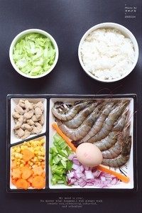 老干妈炒饭壕,这是所有的食材,<a style='color:red;display:inline-block;' href='/shicai/ 8476'>牛肉粒</a>我直接用的荷美尔<a style='color:red;display:inline-block;' href='/shicai/ 8476'>牛肉粒</a>,很嫩,调味很喜欢,有一点黑胡椒味,也可以做披萨,超方便啊!如果你没有这么多食材也没事,冰箱里有什么用什么,但一定不能没有<a style='color:red;display:inline-block;' href='/shicai/ 10084'>老干妈</a>,这可是炒饭壕的灵魂之所在啊~~