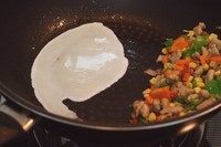 老干妈炒饭壕,把菜弄到一边,倒入蛋清翻炒。
