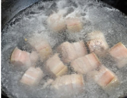 胡萝卜红烧肉,平底锅烧热,放五花肉,用小火将四面煎黄出油后,只夹出肉。