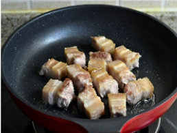 胡萝卜红烧肉,用底油炒香<a style='color:red;display:inline-block;' href='/shicai/ 695'>八角</a>、姜葱,然后下入冰糖碎,不停用铲翻炒。