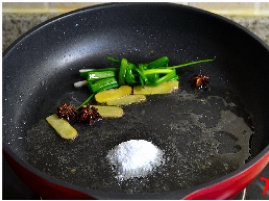 胡萝卜红烧肉,炒到冰糖由白至棕红并冒出泡泡出,倒入酱油出香味。