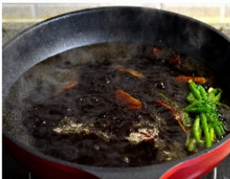 胡萝卜红烧肉,平底锅所有食材移到炒锅或者砂锅，放<a style='color:red;display:inline-block;' href='/shicai/ 894'>黄酒</a>和<a style='color:red;display:inline-block;' href='/shicai/ 134296'>白胡椒粉</a>，大火煮开后，加盖小火咕嘟1小时。