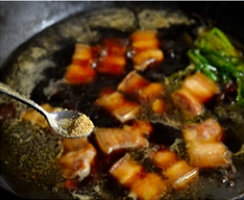 胡萝卜红烧肉,尝试下汤汁,看是否放盐。把<a style='color:red;display:inline-block;' href='/shicai/ 25'>胡萝卜</a>去皮,切成块状,放入,煮开后,加盖,继续用小火焖15分钟。