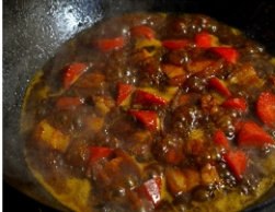 胡萝卜红烧肉,开盖,用中火收汁,待汁水粘稠起泡泡时,翻匀,关火。