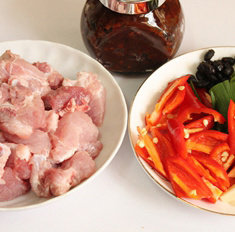 辣炒排骨,<a style='color:red;display:inline-block;' href='/shicai/ 434'>排骨</a>洗干净，用厨房纸或者干净的毛巾吸干水份，<a style='color:red;display:inline-block;' href='/shicai/ 3348'>青蒜</a>切段，红椒切三角片，<a style='color:red;display:inline-block;' href='/shicai/ 2795'>蒜头</a>切片，姜切片备用