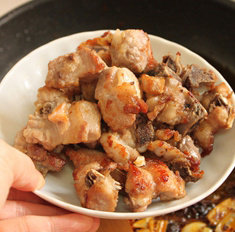 辣炒排骨,红油炒出来以后，倒入之前煎炸好的排骨，再倒入红辣椒，翻炒片刻让排骨均匀站上红油