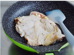 黑椒柠汁煎鸡扒,煎的时候时不时的用锅铲压一下,可以加速鸡肉成熟。