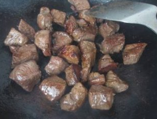 俄式罐焖牛肉,转中火,加入牛肉块四面煎黄,撒少许盐,小火煎五分钟左右。