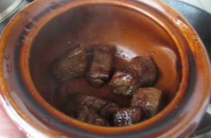 俄式罐焖牛肉,盛出后放入小陶罐底部,每个罐子放几块。
