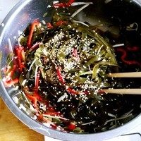凉拌海带丝,红辣椒对半切开去籽切丝儿，和海带拌匀。随后倒入方子量<a style='color:red;display:inline-block;' href='/shicai/ 788'>生抽</a>，醋，<a style='color:red;display:inline-block;' href='/shicai/ 748'>花椒油</a>，蒜沫，葱丝儿，红辣椒丝，适量盐拌匀。最后撒上炒熟的香芝麻（也可以不放）。