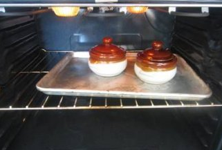 俄式罐焖牛肉,盖上盖子,400F预热好的烤箱烤1小时。