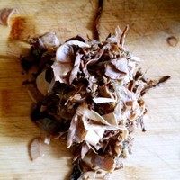 笋干菜炒鸡蛋,笋干菜提前一个小时泡发,洗净拧干水份备用
