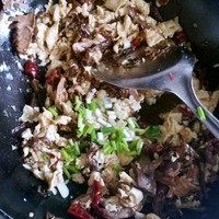 笋干菜炒鸡蛋,笋干菜炒香,放入炒好的鸡蛋,用铲子边翻炒边捣碎鸡蛋(鸡蛋一定要碎碎滴才好吃(⊙o⊙)哦,下饭神器啊哈哈),出锅前放入少许<a style='color:red;display:inline-block;' href='/shicai/ 788'>生抽</a>提味,撒上少许葱花,出锅!