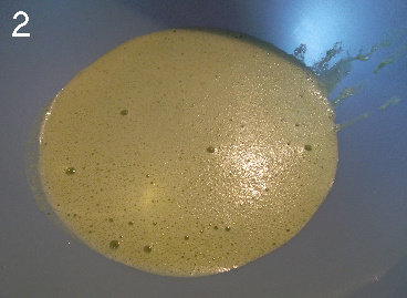 罗勒Spaetzle 与 番茄沙拉,将<a style='color:red;display:inline-block;' href='/shicai/ 9'>鸡蛋</a>和罗勒叶一起放入搅拌机,打到起泡不消泡