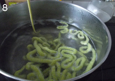 罗勒Spaetzle 与 番茄沙拉,将面糊倒入挤花袋中。口剪出适当大小。水烧开,微微保持沸腾,将面糊挤到锅中去。速度不要太快。不要挤在一起。出来的Spaetzle要是根根分明的