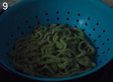 罗勒Spaetzle 与 番茄沙拉,煮好的Spaetzle冲冷水,沥干