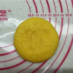 黄金南瓜豆沙面包,加入黄油将面团揉至扩展阶段后发酵至两倍大(手指沾面粉插孔面团,孔洞不回缩,不塌陷,发酵完毕)。