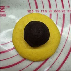 黄金南瓜豆沙面包,把<a style='color:red;display:inline-block;' href='/shicai/ 4729'>豆沙馅</a>分成八等份,滚圆备用。
