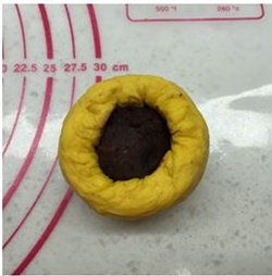 黄金南瓜豆沙面包,把细棉线在食用油里浸一下,4根一组准备好。