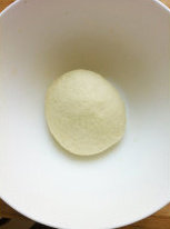 鲜虾迷你披萨,混合主料内容，揉成面团醒发至1.5倍大