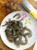 鲜虾迷你披萨,<a style='color:red;display:inline-block;' href='/shicai/ 301'>鲜虾</a>去头，剥壳，挑出虾线