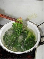 姜蒜香汁菠菜,焯烫至菠菜变软,捞出菠菜