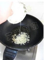 姜蒜香汁菠菜,放入蒜末,转小火翻炒