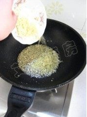姜蒜香汁菠菜,放入姜末,小火翻炒
