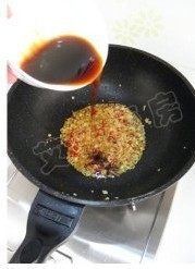 姜蒜香汁菠菜,倒入调味汁,中火烧开