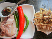 干锅茶树菇,<a style='color:red;display:inline-block;' href='/shicai/ 266'>茶树菇</a>洗净切成两段、<a style='color:red;display:inline-block;' href='/shicai/ 428'>五花肉</a>切薄片。