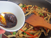 干锅茶树菇,加入<a style='color:red;display:inline-block;' href='/shicai/ 705'>豆瓣酱</a>和豆鼓辣椒翻炒均匀。