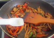 干锅茶树菇,最后加盐,<a style='color:red;display:inline-block;' href='/shicai/ 10588'>糖</a>,酱油,调味后即可。