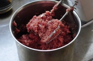 蜜汁猪肉脯,<a style='color:red;display:inline-block;' href='/shicai/ 11224'>猪里脊</a>剁成肉泥。加盐,白糖,黑胡椒搅拌均匀