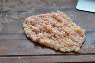 烤酿鸡腿,鸡肉剁成泥