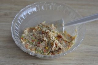 烤酿鸡腿,炒好的蔬菜和鸡肉泥,奶酪碎混合,搅拌均匀