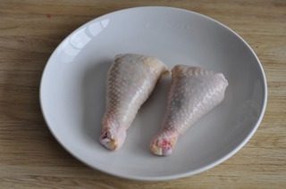 烤酿鸡腿,把肉泥料塞回鸡皮中。用牙签或者针线封口