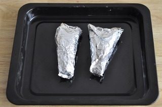 烤酿鸡腿,锡纸刷油包好鸡腿。烤箱预热200度,烤15分钟