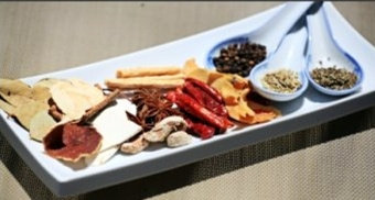 十三香椰味卤牛肉 ,十三香调料放入小包，放入锅内，加<a style='color:red;display:inline-block;' href='/shicai/ 894'>黄酒</a>、生老抽酱油、糖1块、<a style='color:red;display:inline-block;' href='/shicai/ 887'>黄油</a>1块、椰蓉1勺，文火烧40分钟，翻动几次直至卤汁收少或干；