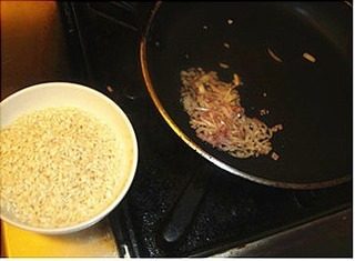 香煎帝王鲑配味曾,制作意大利调味饭,锅里放油1汤匙加入小洋葱末炒香,放意大利米炒到透明