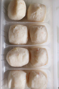 幸福芝心大肉丸,完成后的猪肉靡入冰箱加盖冷藏约30分钟后再使用;火锅芝士丸须放至退冰,恢复软弹再使用
