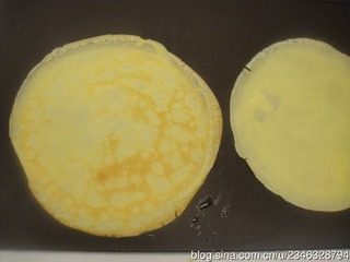 香蕉卷,煎1面即可,煎香后取出,放在干净的砧板或者盘子上
