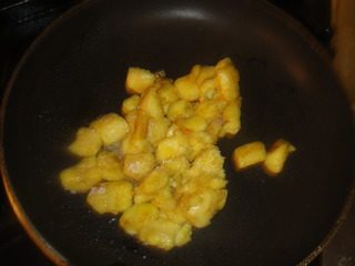 香蕉卷,锅内放黄油,炒软香蕉,加糖。即成可丽饼的馅心。兴趣好可以烹入白兰地