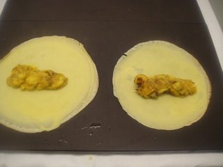 香蕉卷,在可丽饼里铺一条炒好的香蕉馅心,并卷起