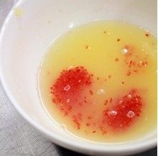 海螯虾刺生配越南辣汁,酱汁制作:1个手指辣椒切末